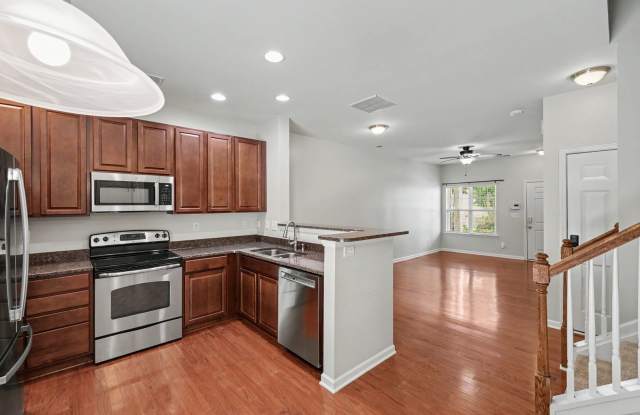 Beautiful 3BR Townhome with Community Pool & Garage! Gallery 3