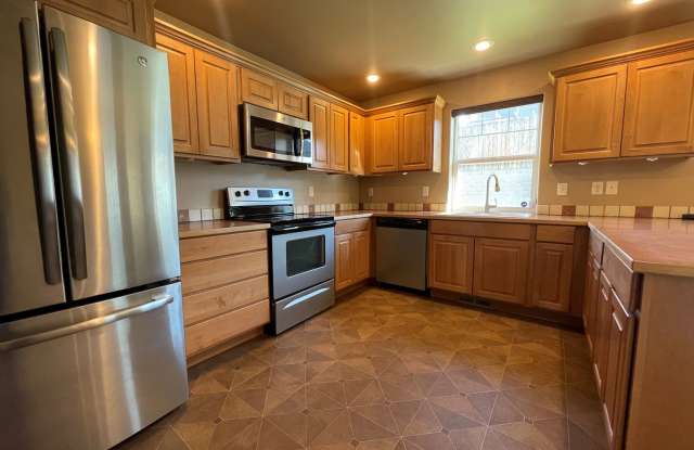 Beautiful Home available Now Gallery 3
