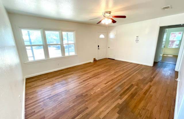 Charming 2 Bedroom House with Detached Garage & Workshop in the Heart of Llano! Gallery 4