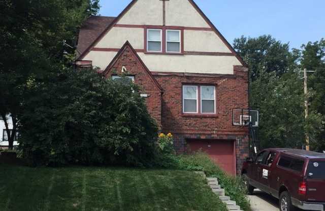 Large 2 bed 1 bath Duplex in Dundee! - 1112 North 50th Avenue, Omaha, NE 68132
