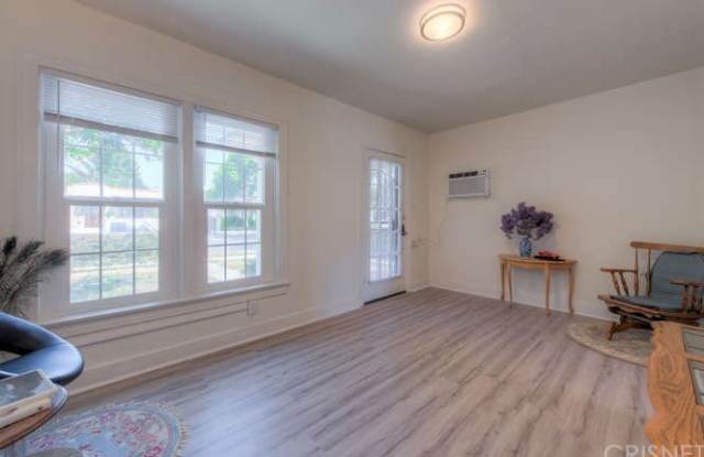 17344 Los Alimos Street Gallery 4