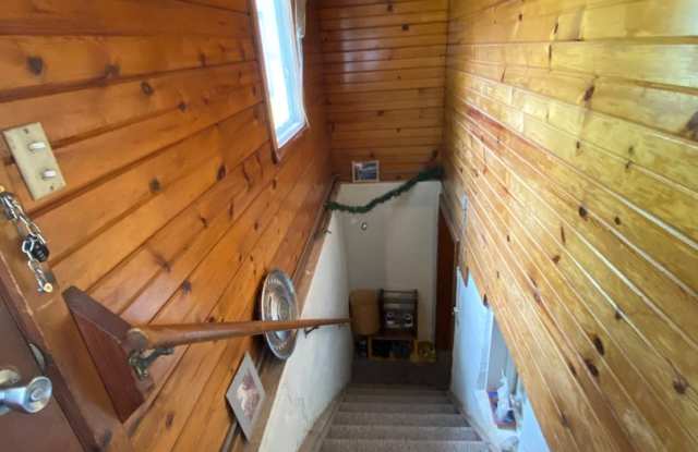 Spacious 1 bed, 1 bath basement close to ICDT! photos photos