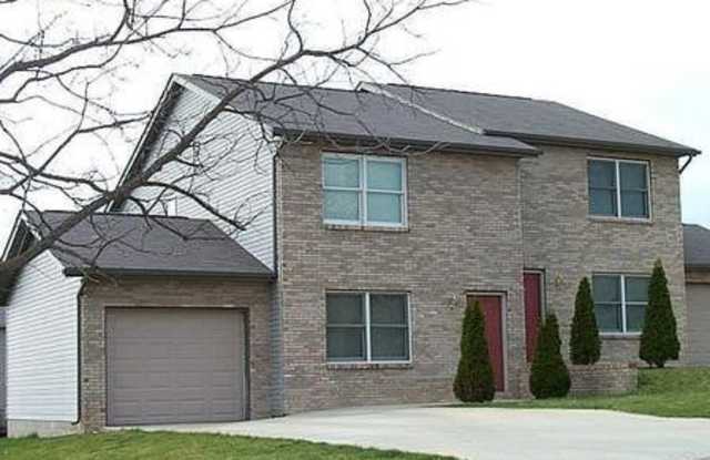 3 bedroom, 1.5 bath town home located on Bloomington's south side!! photos photos
