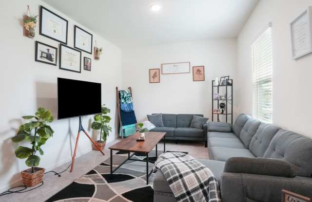 4 bedroom 2.5 bathroom Single Family Home Gallery 4