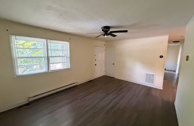 3 Bed, 1.5 Bath Home Available in Greer Gallery 4