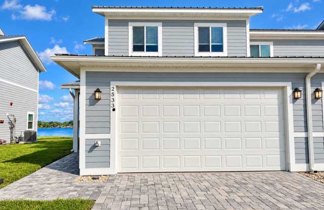 Stylish Living in Winter Haven – 3BR, 2.5BA Home with Charm & Space! Gallery 1