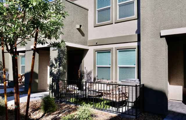 Beautiful 3-Bedroom Townhome in Villages at Tule Gallery 3