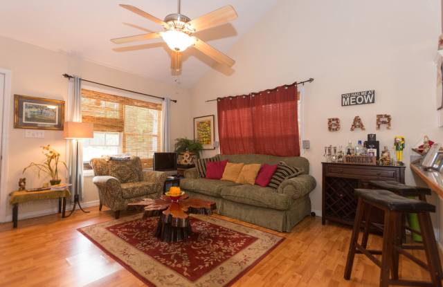 Cozy 3 bedroom house on Fourth street! Gallery 1