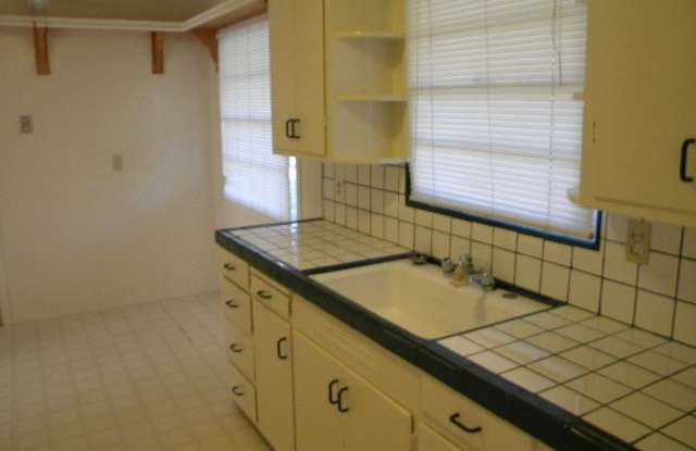 GREAT 2 BD/ 1 BA HOUSE Gallery 4