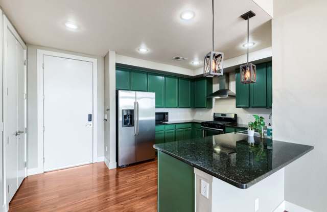 1 MONTH FREE!!!!! 2bd/2ba Top Floor Condo in Congress Park - Available 8/7! Gallery 3