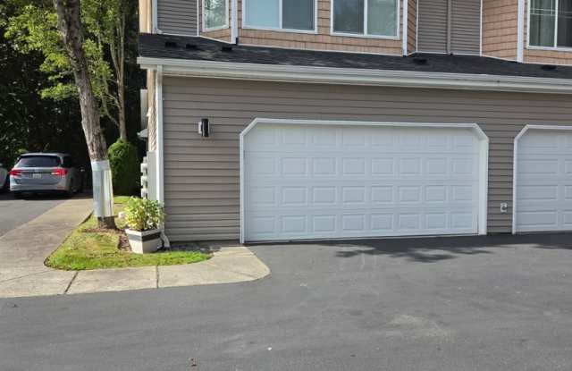 Beautiful Puyallup Sunrise Area Condo, 3 bedroom, 2 1/2 bath. Gallery 1