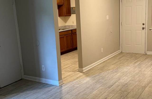 Spacious 2bedroom Townhome (500.00 off first full months rent ) Apply by 4/20/2026 photos photos