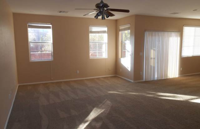 Fantastic 2 Story Home in Mountains Edge with Community Pool Gallery 4