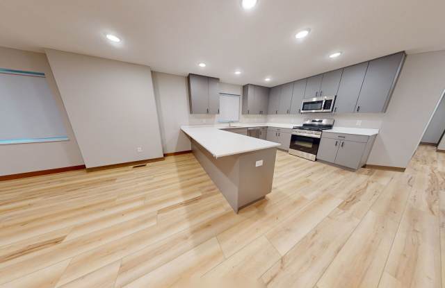 Modern 10-Bedroom House Close to U of M Campus Gallery 3