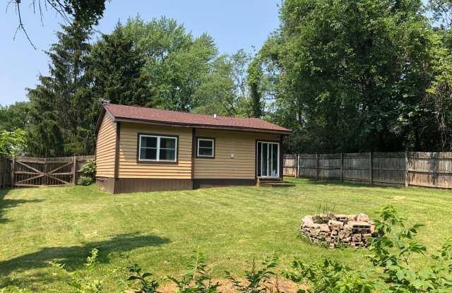 Cute 2 Bedroom in Wonder Lake! Large Fenced Yard! Gallery 3