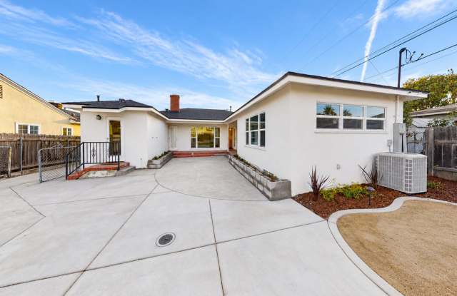 Big Bedrooms,  Great Yard!  (Lease out, pending signatures. Check back in a few days!) Gallery 2