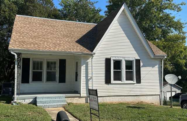 2 Bedroom, 1 Bath House in Columbia! - 325 East 18th Street, Columbia, TN 38401