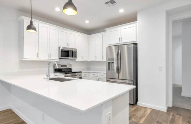 Like New luxurious Model Home with 2 Master Suites in Warner Meadows! Gallery 1