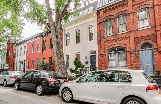 Updated 4-Level Rowhome with Rooftop Deck! - 1520 Swann Street Northwest, Washington, DC 20009