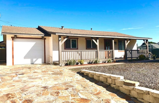 711 West Elder Street - 711 West Elder Street, Fallbrook, CA 92028