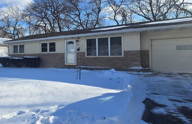 South Shores! 3 bedroom, 1 bath, 2 car garage! photos photos