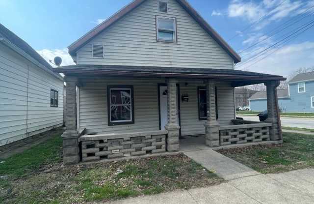 2 Story 3 Bedroom Home Close to Downtown w/ Fenced in Backyard, Washer/Dryer, and Shed photos photos
