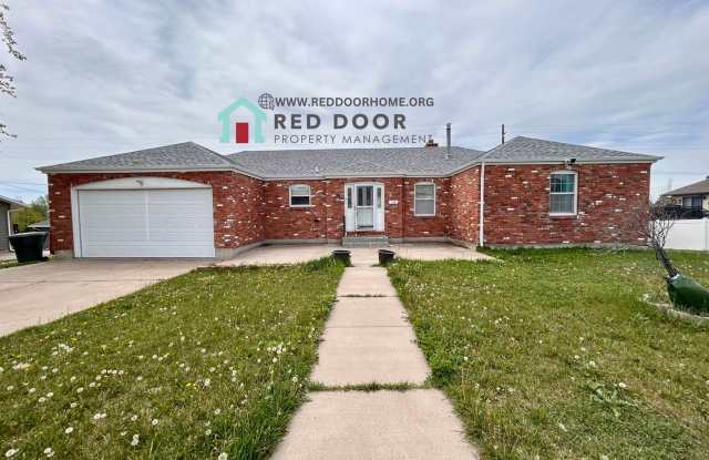 Spacious 5-Bedroom Home with Central Air, Fireplace & Huge Fenced Yard photos photos