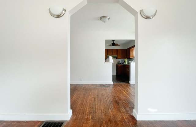 Cozy 2 Bedroom Home! Detached Garage! Large Backyard! Gallery 3