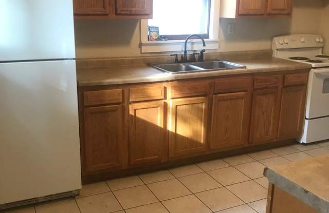 Single Family Home - LAUNDRY INCLUDED! HUGE YARD! photos photos