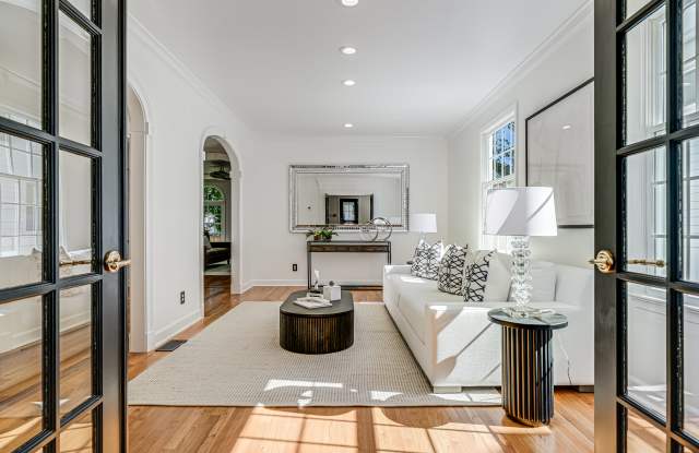 4817 Chevy Chase Boulevard Gallery 4