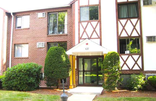 Spacious Top-Floor Condo in Prime Franklin Location - 127 King Street, Franklin, MA 02038