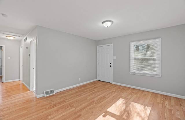 3-Bedroom, 1-Bath Single-Family Home, BIG backyard! photos photos