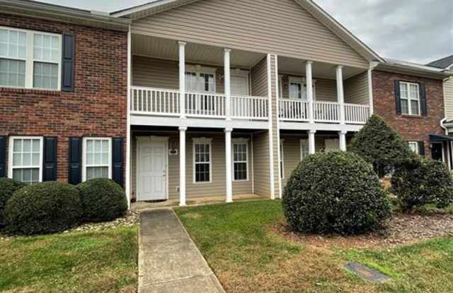 Charming 2 Bedroom Townhouse with Included Lawncare photos photos