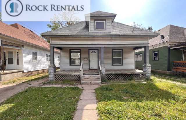 2 Bed 1 Bath with Off Street Parking - 918 North Poplar Street, Hutchinson, KS 67501