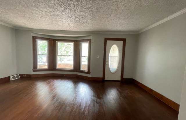 Spacious Three Bedroom Home with Office! NW Side Gallery 3
