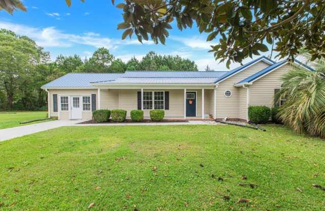 Minutes to Back Gate  Stone Bay! - 304 Woody Way, Sneads Ferry, NC 28460