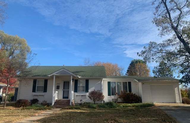 Super cute two-bedroom, two-bath single-family home in St. Louis Park! - 2917 Pennsylvania Avenue South, St. Louis Park, MN 55426