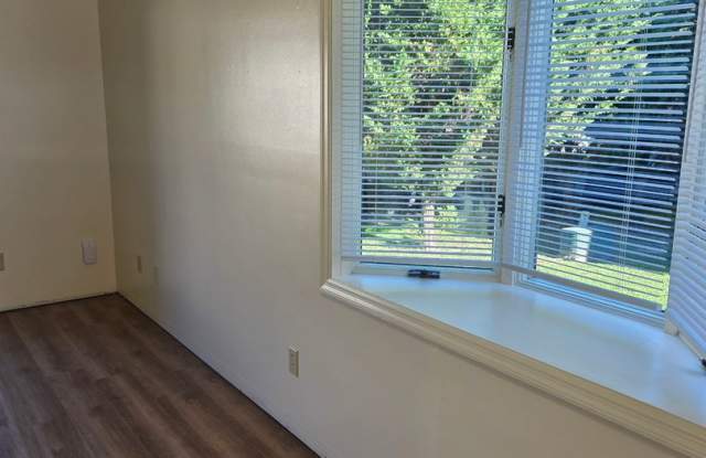 Remodeled 2Bedroom Townhouse Gallery 3