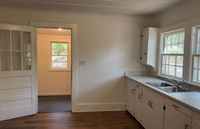 Renovated 2 bedroom 1 bathroom house Gallery 3