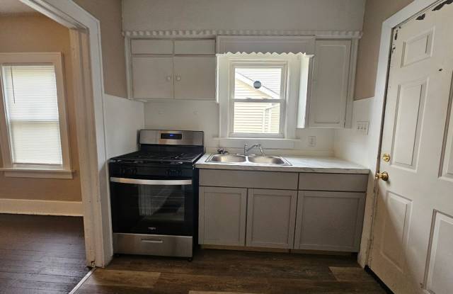 668 Roscoe Ave, Akron – $875/month photos photos