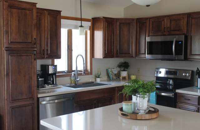 Main Floor Living - Updated 2021 - 5 Min from Mayo Gallery 4