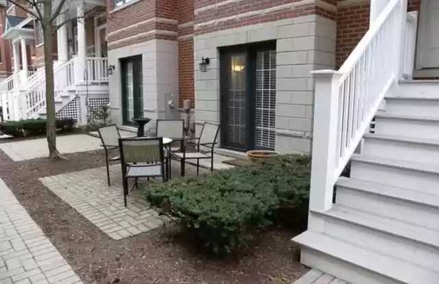 Downtown Elmhurst Gem – 3-Bed Townhome with Balcony, Courtyard & Garage Gallery 3