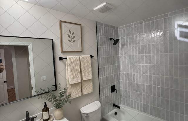 1022 Russell Boulevard - A Gallery 3