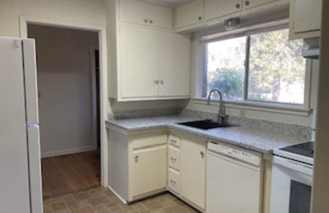 Renovated 3 Bed,1 1/2 bath charming house 200 yards from Tarleton Gallery 3