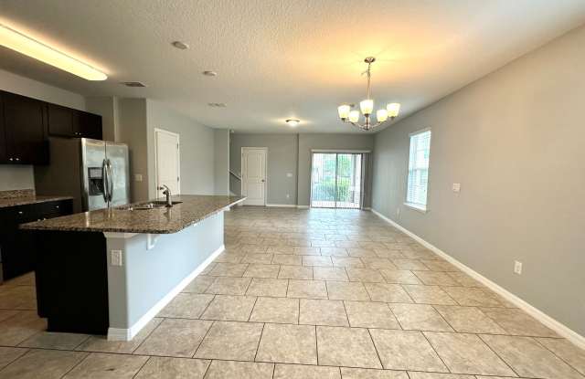 Awesome townhome in Resort Style Conmuunity Gallery 4