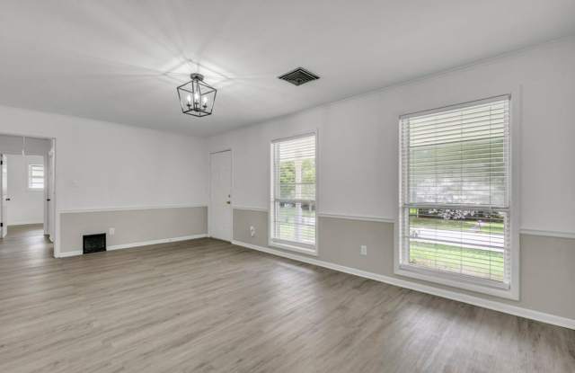 Renovated 3 Bedroom 2 Bath Home for Rent with Detached Garage! Gallery 4