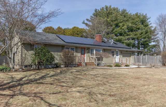 Charming 3BR House in East Longmeadow Gallery 1