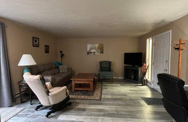1 Bedroom, 1 Bathroom Fully Furnished Apartment - Near Sky Lakes and Oregon Tech! - 2121 North Eldorado Avenue, Klamath Falls, OR 97601