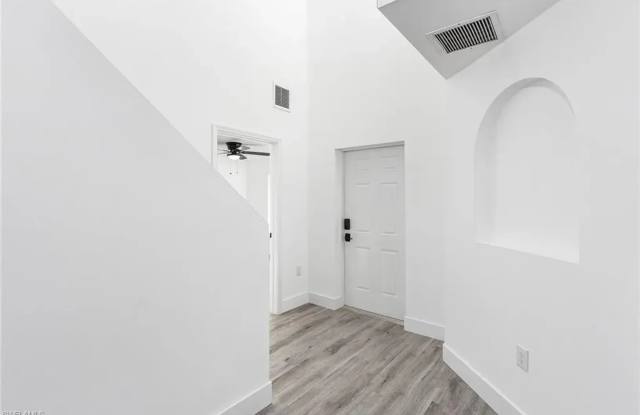 Stunning 5 Bedroom 2.5 Bath w/Den Gallery 3