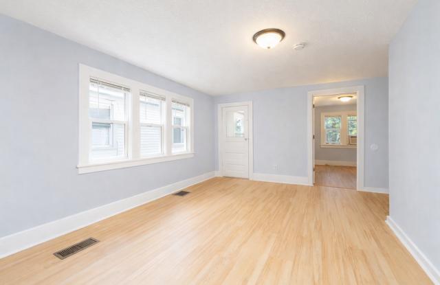 1044 Muskegon Ave NW photos photos